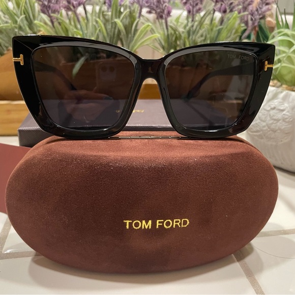 Tom Ford Accessories - 🛍️Tom Ford Black Cat-Eye Sunglasses